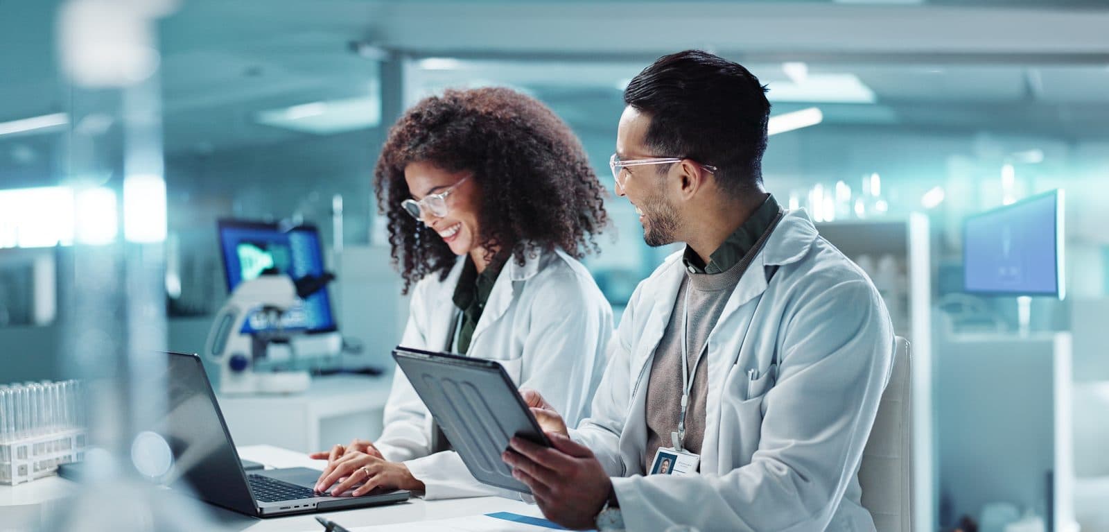 Equipe de laboratório colaborando em pesquisa